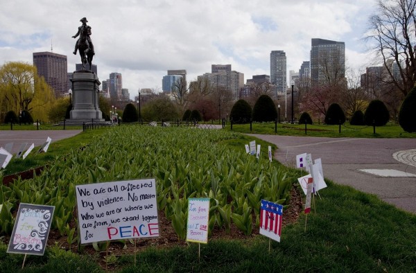 Fotografía que muestra un jardín público de Boston, Massachusetts, Estados Unidos, hoy, viernes 19 de abril de 2013, completamente vacío. E