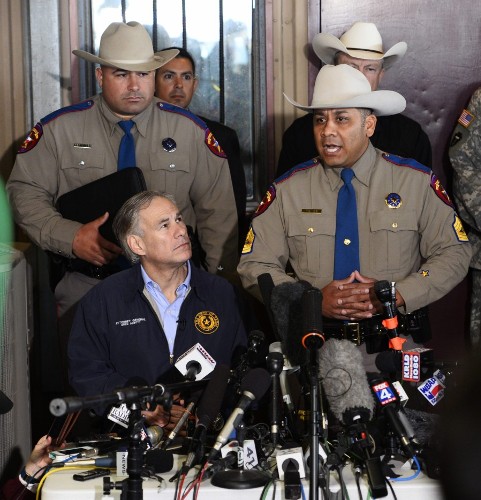 El fiscal general de Texas, Greg Abbott (I), junto al agente de carreteras de Texas, Jason Reyes (d),durante una rueda de prensa sobre la explosión.