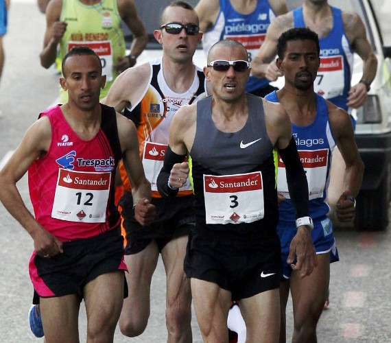 Los atletas, el marroquí Hicham El Amrani, Iván Hierro, Chema Martinez y el eritreo Workneh Fikre (i a d), en cabeza durante la disputa de la Media Maratón Internacional de Santander.