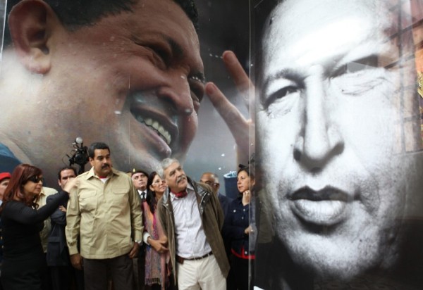 Cristina Fernández (i), junto al nuevo mandatario de Venezuela, Nicolás Maduro (c), visitando un antiguo cuartel militar donde se encuentra el mausoleo en el que reposan los restos del fallecido gobernante venezolano Hugo Chávez.