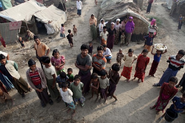 El rechazo a los musulmanes, especialmente de la minoría étnica rohingya, amenaza con socavar la convivencia en la incipiente apertura democrática birmana, donde la violencia sectaria ha causado cientos de muertos y miles de desplazados. 
