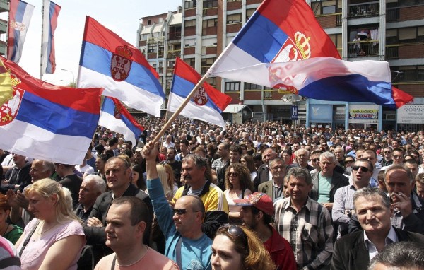 Miles de serbios se manifiestan en Mitrovica, en el norte de Kosovo, el 22 de abril del 2013, en rechazo al acuerdo para la normalización de las relaciones entre Belgrado y Pristina, alcanzado el pasado viernes bajo el auspicio de la Unión Europea (UE).