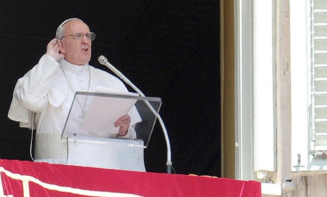El Papa Francisco saluda a los fieles congregados en la plaza de San Pedro.