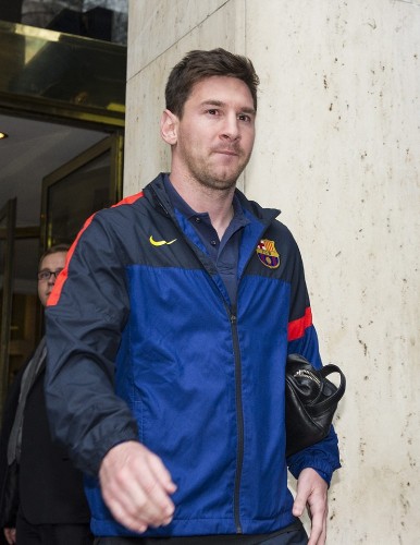 El delantero argentino del Barcelona Lionel Messi sale del hotel de concentración de su equipo en Múnich, Alemania, hoy, lunes 22 de abril de 2013. 
