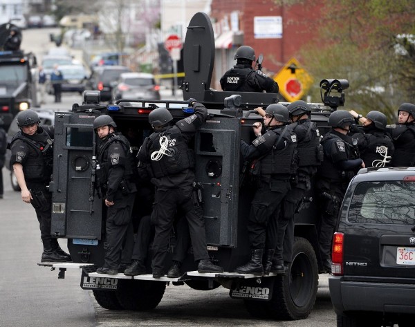 Agentes del cuerpo de elite SWAT participaron en la operación de búsqueda y captura de los dos sospechosos de los atentados de Boston, en la localidad de Watertown, al oeste de Boston, el pasado viernes 19 de abril de 2013.
