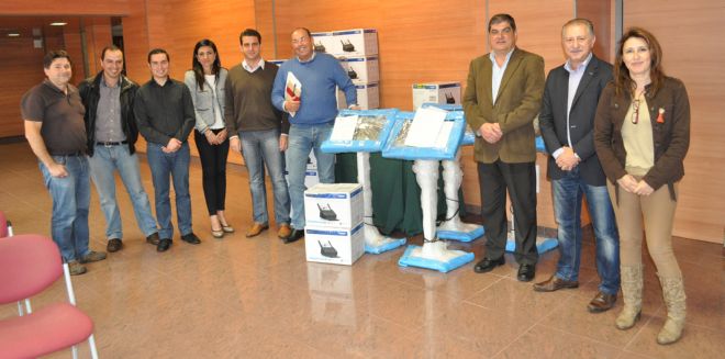 Alcaldes y concejales de los cinco municipios de Acentejo junto al nuevo material.