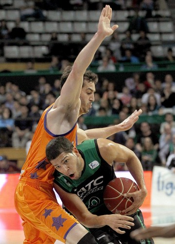 El escolta del Valencia Basket Pau Ribas (i), durante el partido de la vigésima novena jornada de la liga ACB.
