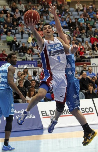 El base del Lagun Aro GBC, Javi Salgado,d., defiende ante el base del Blusens Monbus, Andrñes Rodríguez, durante el partido de la Liga ACB que han disputado hoy en el Donostia Arena.