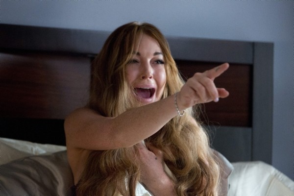 Fotograma cedido en donde aparece la actriz Lindsay Lohan durante una escena de la satírica 