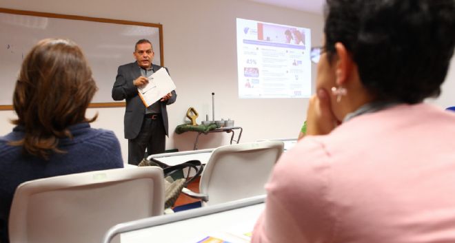 Efraín Medina durante el primer taller sobre redes sociales.