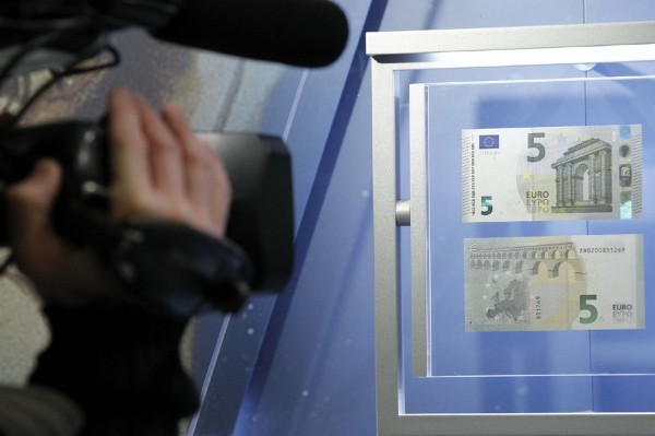 Nuevo billete de cinco euros que puede verse en la exposición 