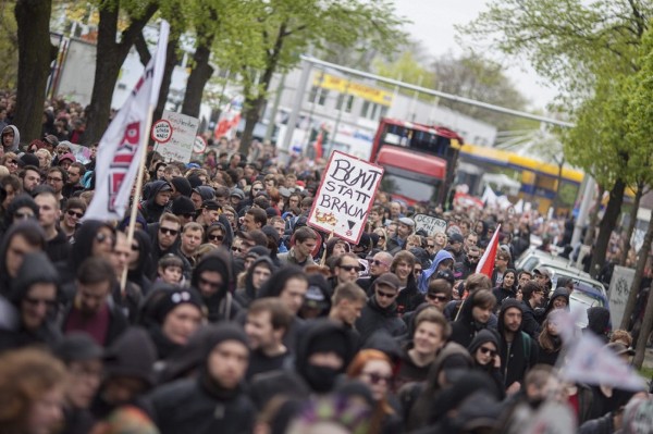 Centenares de personas participan en una manifestación convocada por la organización 