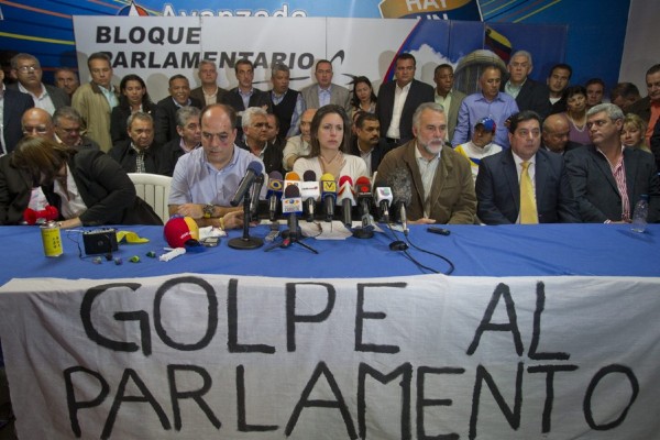 La diputada opositora venezolana Maria Corina Machado (c), acompañada del diputado Julio Borges y otros líderes opositores, ofrece una rueda de prensa.