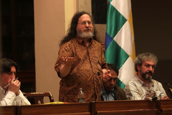 El estadounidense Richard M. Stallman (c), presidente de la Fundación del Software Libre, ofrece una charla en La Paz (Bolivia) sobre el movimiento mundial que impulsa desde hace 30 años para defender una sociedad digital libre.