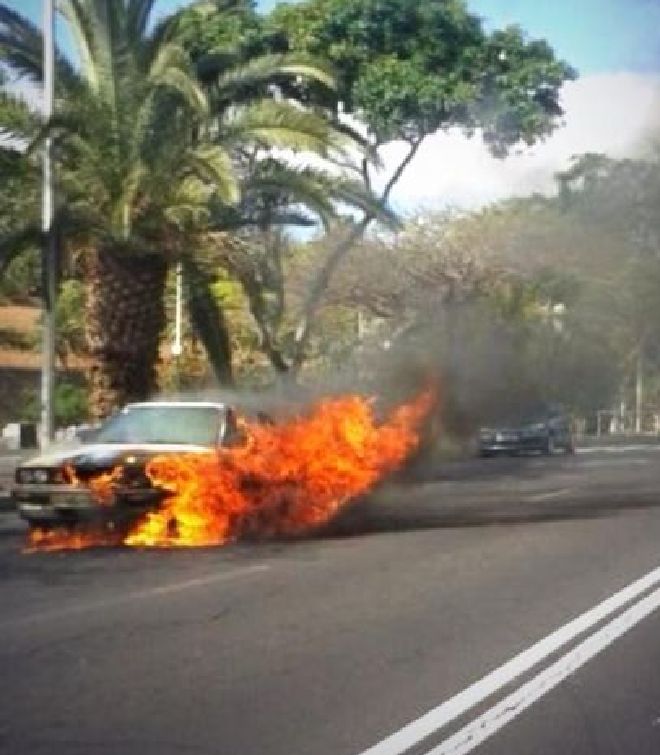 Imagen del incendio del coche.