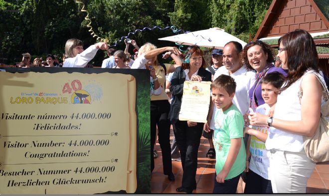 La familia visitante 44 millones recibe el agasajo de personal de Loro Parque.