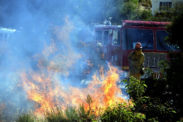 Bomberos tratan de extinguir el incendio declarado en el Point Mugu State Park, al norte de Los Ángeles en California, Estados Unidos, el 3 de mayo de 2013. 