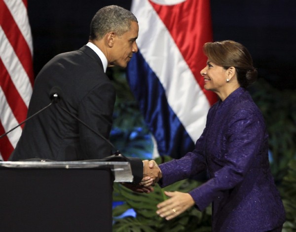 El presidente de Estados Unidos, Barack Obama (i), estrecha la mano de la mandataria de Costa Rica, Laura Chinchilla.