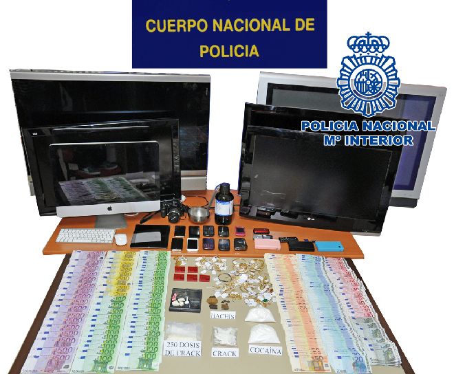 Dinero, droga y efectos intervenidos por la Policía Nacional.