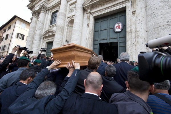 Varias amigos del ex primer ministro italiano Giulio Andreotti cargan con el ataúd en donde descansan los restos mortales a su llegada a la iglesia de San Giovanni dei Fiorentini en Roma.