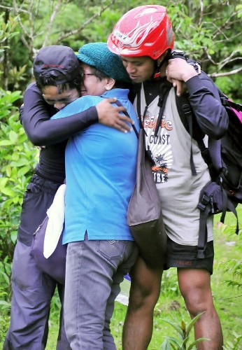 Nicas Mabao (izda), superviviente de la erupción del volcán Mayón, se reúne con su madre (centro) y un miembro de los servicios d rescate en Legaspi (Filipinas).