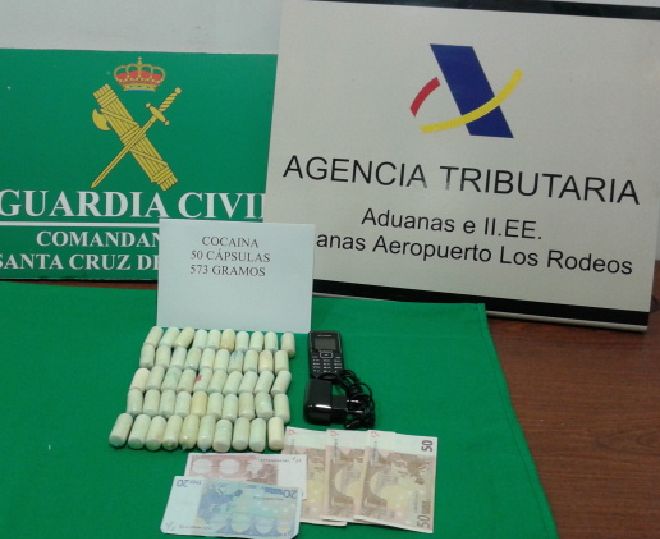 Cápsulas de cocaína y dinero hallados a la joven arrestada.