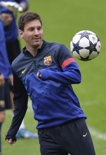 El delantero del Barcelona Lionel Messi juega con un balón.