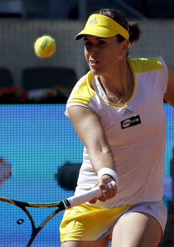 La española Anabel Medina, invitada de la organización, durante el partido del Abierto de Madrid de tenis que disputó frente a la suiza Stefane Voegele.