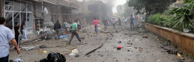 Ciudadanos colaboran después de la explosión de los coches bomba