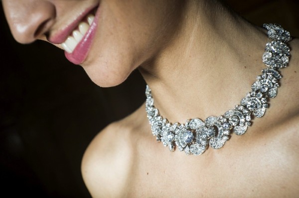 Una modelo posa con un collar de diamantes de Bulgari hecho en 1954, joya perteneciente a la legendaria artista y actriz italiana Gina Lollobrigida.
