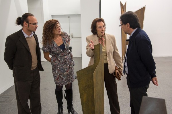 María Belén Morales (2d), junto al cuidador de las colecciones del TEA, Isidro Hernández (i) y el coordinador de Cultura del Cabildo, Cristóbal de la Rosa (d).