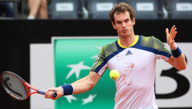 El tenista británico Andy Murray devuelve la pelota al español Marcel Granollers.