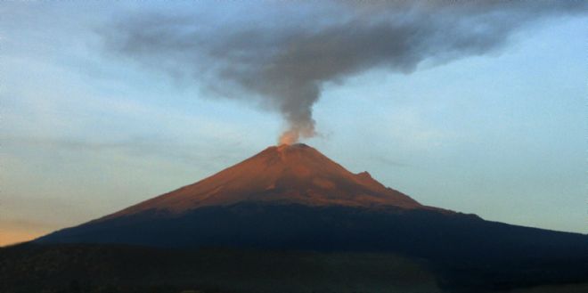 Vista del volcán Popocatépetl hoy, miércoles 15 de mayo de 2013, desde el poblado de Xalitzintla del mexicano estado de Puebla.
