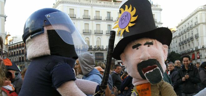 Detalle de varias marionetas vistas durante la concentración llevada a cabo esta tarde en la Puerta del Sol de Madrid, donde se ha cantado una versión de 