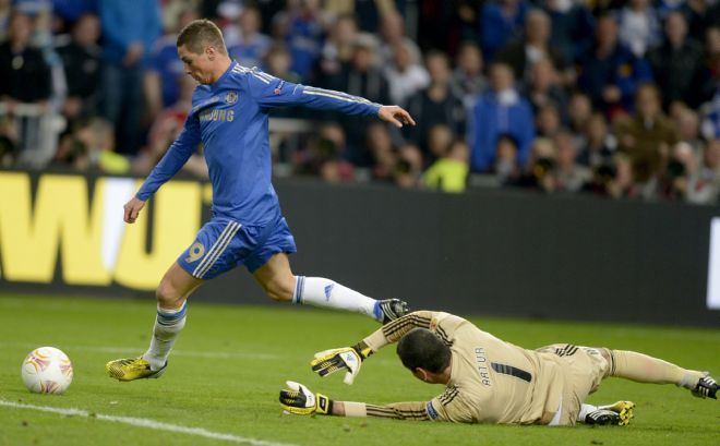 El jugador del Chelsea FC Fernando Torres (i) anota el primer gol de la final.