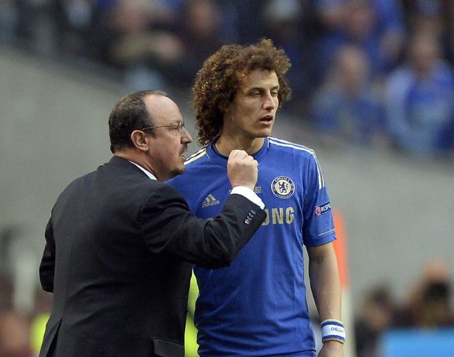 El director técnico del Chelsea FC, Rafael Benítez (i), da instrucciones al jugador David Luiz (d) en la final.