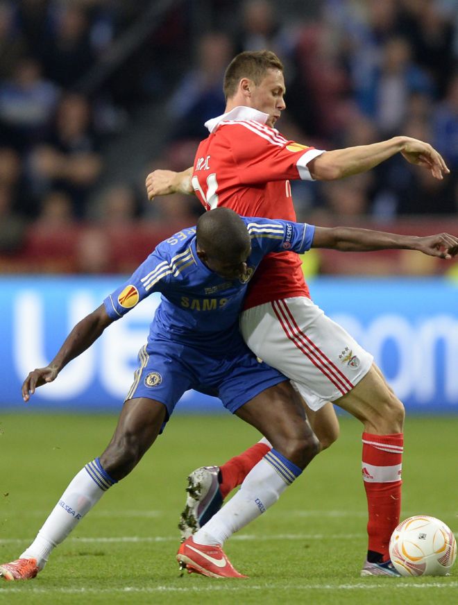 El jugador del Chelsea FC Ramires (i) marca a Nemanja Matic (d), del Benfica.
