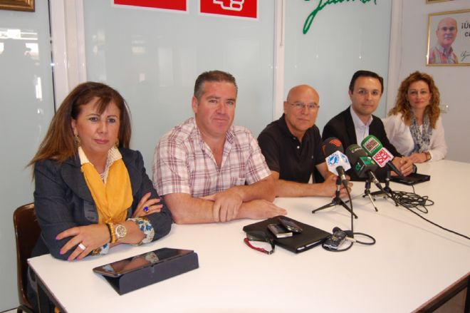 El todavía alcalde de Güímar, Rafael Yanes (centro), fue arropado hoy por la cúpula insular del PSOE.