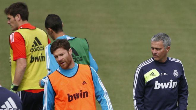 El técnico del Real Madrid, José Mourinho (d)durante el entrenamiento de hoy.
