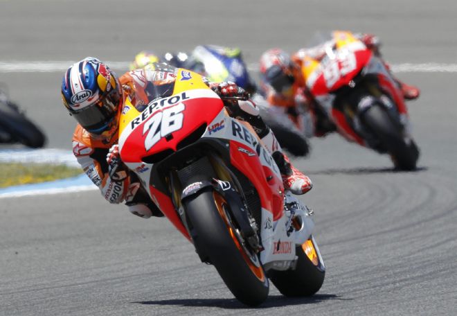 El piloto de MotoGP Dani Pedrosa (Repsol Honda)(c) seguido de su compañeroMarc Márquez.