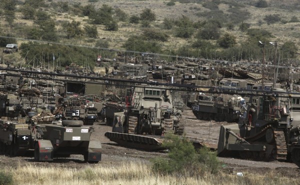 Varios tanques israelíes realizando un simulacro militar en Mali Jamala, Altos del Golán, Israel el 23 de abril de 2013. El jefe de la unidad de investigación de la Inteligencia Militar israelí, el general Itai Baron, acusó al régimen sirio de haber usado en ciertas ocasiones armas químicas contra los rebeldes.