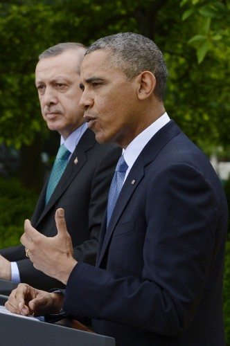 El presidente estadounidense, Barack Obama (d), comparece en una rueda de prensa tras la reunión que mantuvo con el primer ministro turco, Recep Tayyip Erdogan.