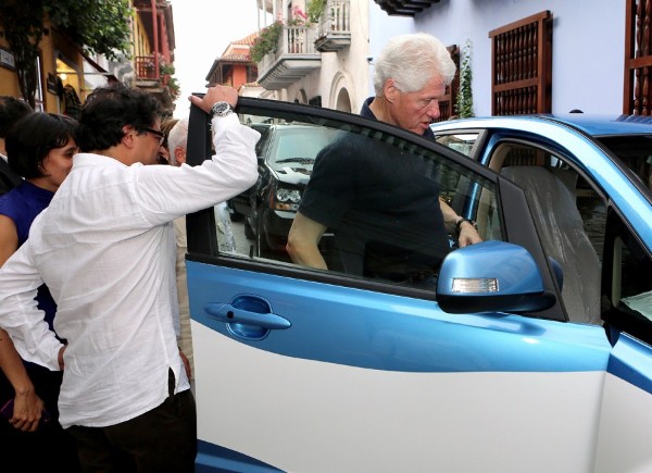 Fotografía cedida por la Alcaldía de Bogotá del alcalde Gustavo Petro y el expresidente de Estados Unidos Bill Clinton.