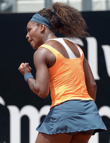 La tenista estadounidense Serena Williams, número uno del tenis mundial, celebra un punto durante su partido del Torneo Internacional de Tenis de Roma.