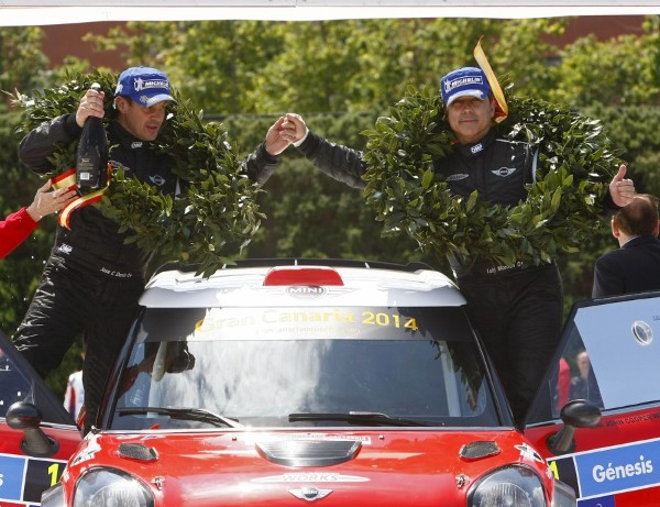 El piloto canario Luis Monzón (d) junto a su copiloto, Jose Carlos Deniz (i), celebrando su victoria en el Rallye Cantabria, que se ha celebrado este fín de semana.
