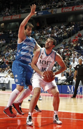 El pívot bosnio del Real Madrid Mirza Begic (d), intenta canasta ante la oposición del alero del Lagun Aro, Daniel Díez, durante el partido de la trigésimo cuarta jornada de Liga ACB disputado esta tarde en el Palacio de los Deportes de Madrid.
