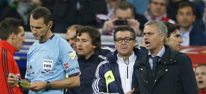 El entrenador del Real Madrid, el portugués José Mourinho (d) es expulsado por Clos Gómez.