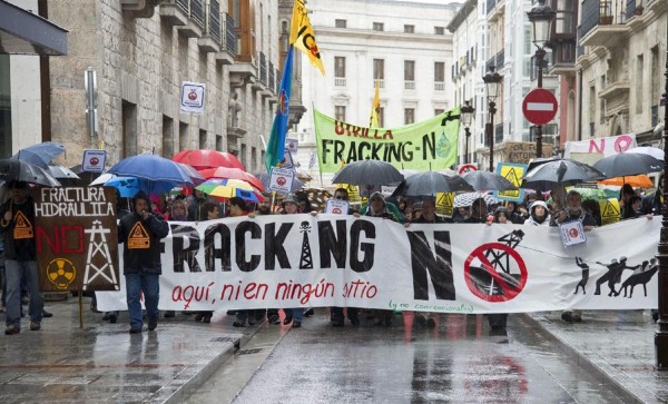 Varios colectivos ciudadanos y ecologistas de España el pasado 18 de mayo de 2013 en una manifestación contra la utilización del fracking para la extracción de gas, convocada en la capital burgalesa.