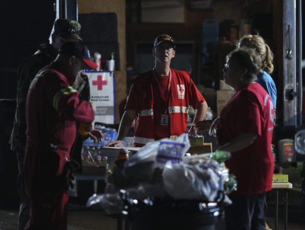 Miembros de la Cruz Roja reparten alimentos en un centro tras el paso del tornado que afectó a la localidad de Moore en Oklahoma (Estados Unidos.