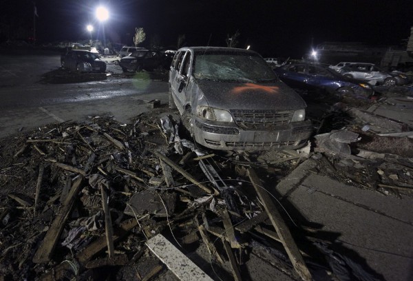 Varios vehículos han quedado destruidos tras el paso del tornado.